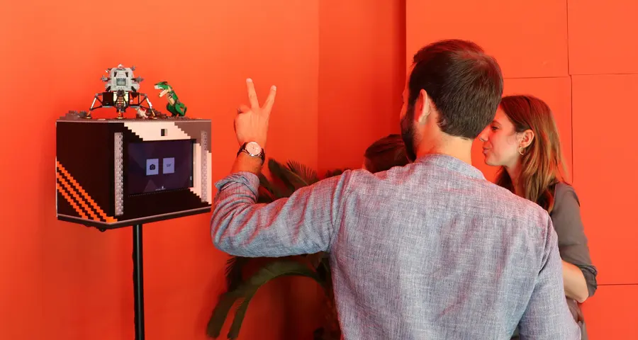 Borne personnalisée en briques devant un mur orange